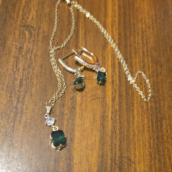 no brand Jewelry - Green and‎ Gold Necklace Set